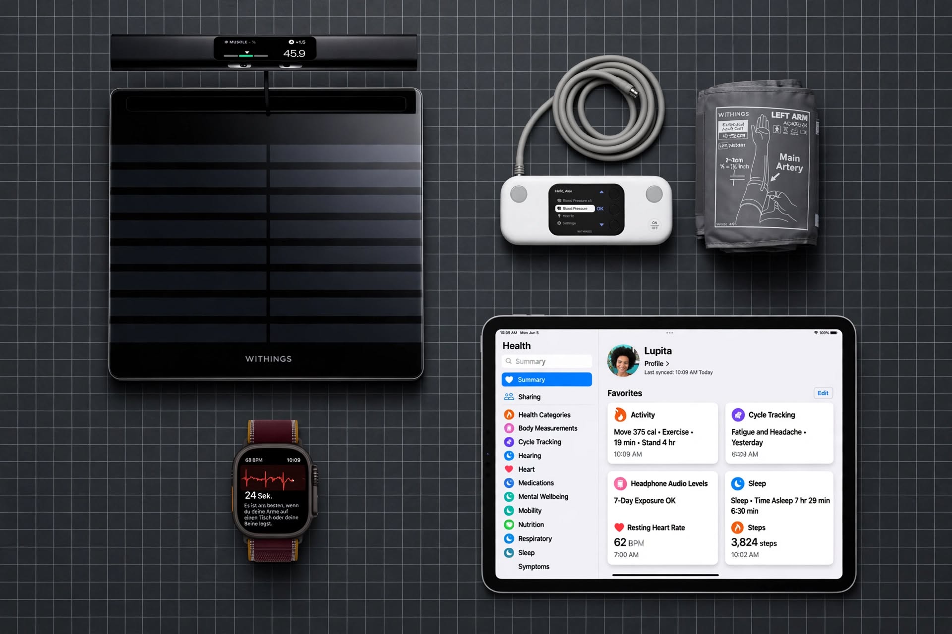 Withings-Körperwaage und Blutdruckmessgerät, Apple Watch und iPad mit Health-App, von oben auf grauem Rastergrund angeordnet.